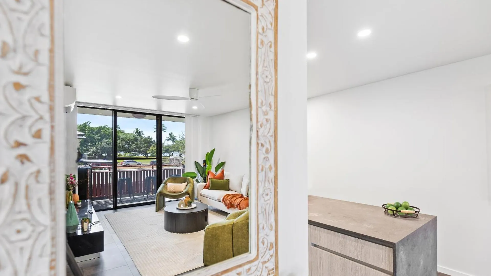 Modern Apartment With Esplanade Views Near The Hospital Cairns Australia