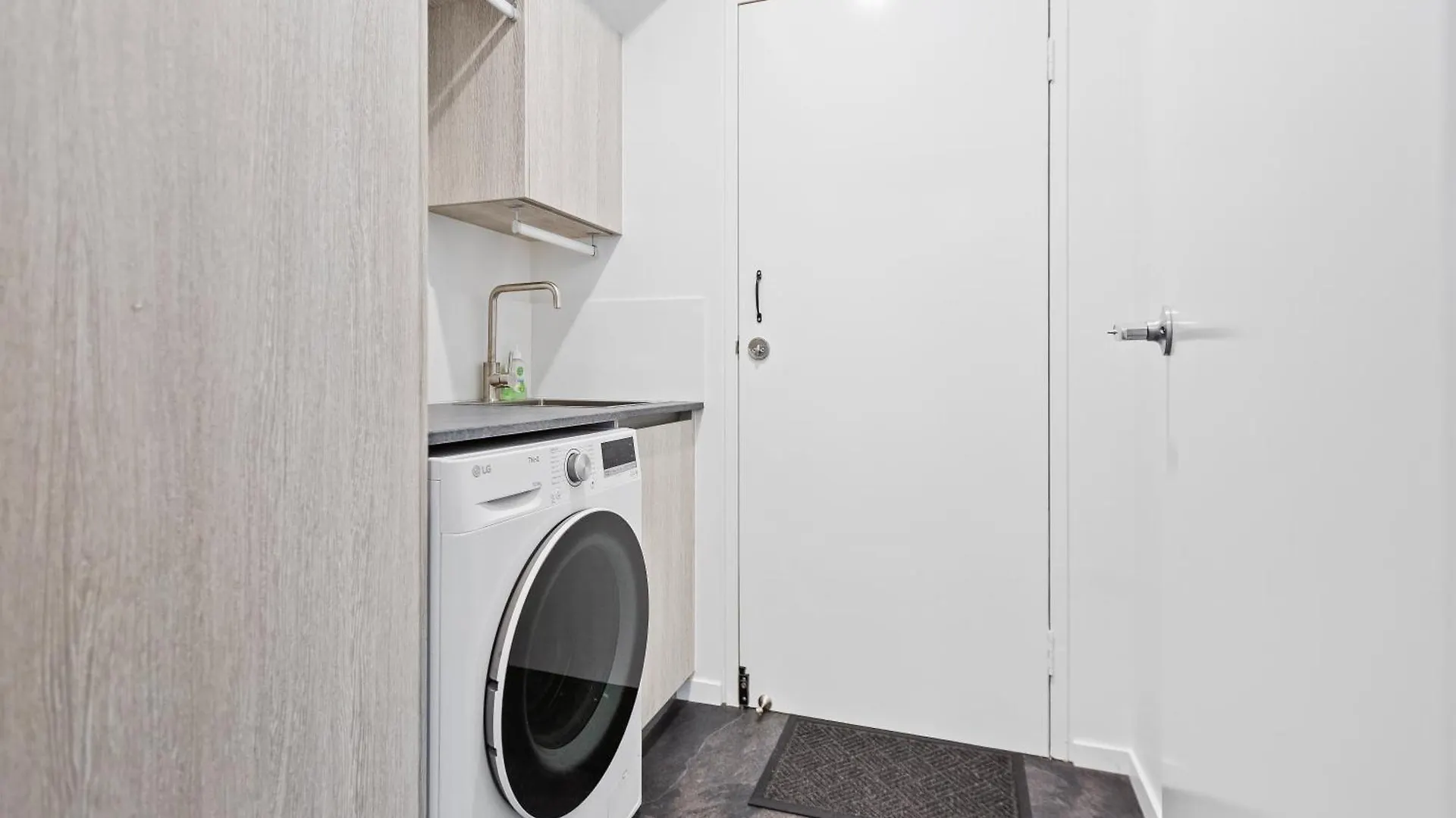 Modern Apartment With Esplanade Views Near The Hospital Cairns