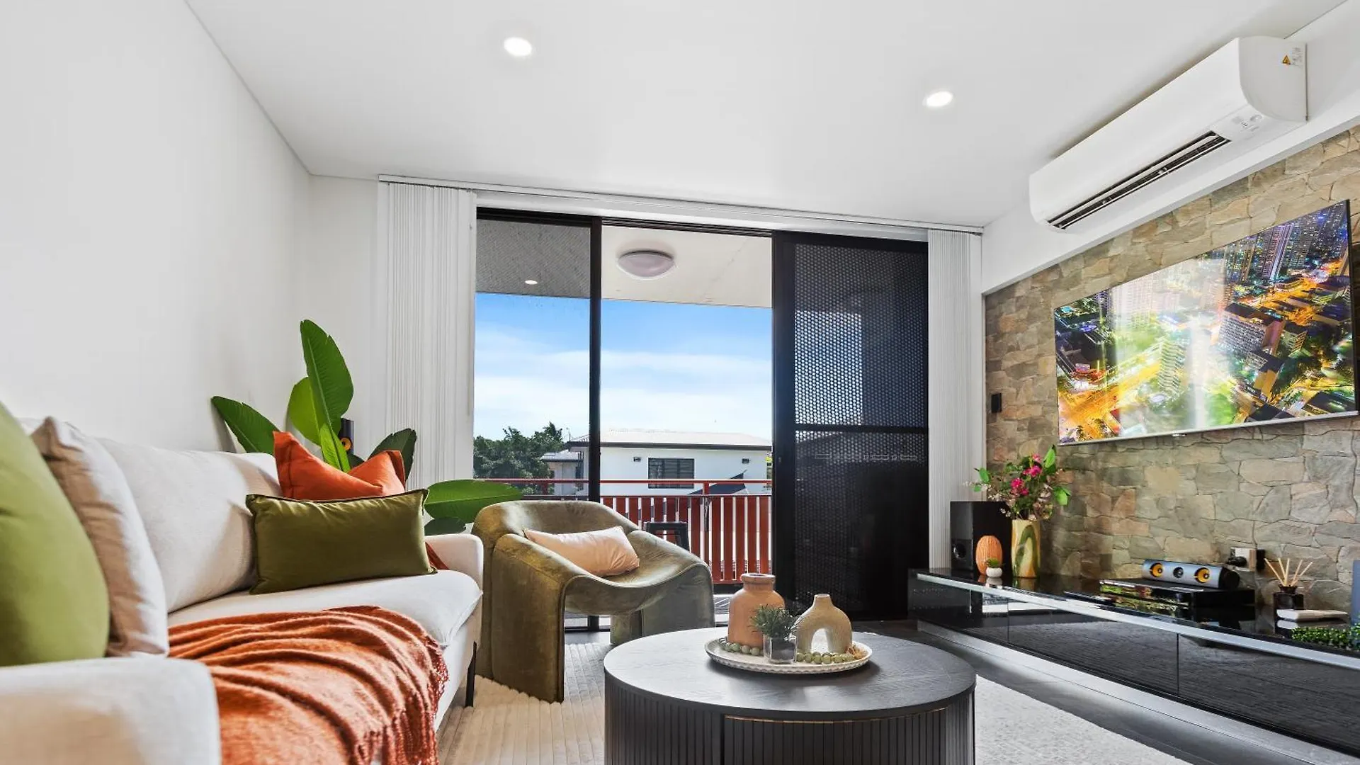 Modern Apartment With Esplanade Views Near The Hospital Cairns Australia