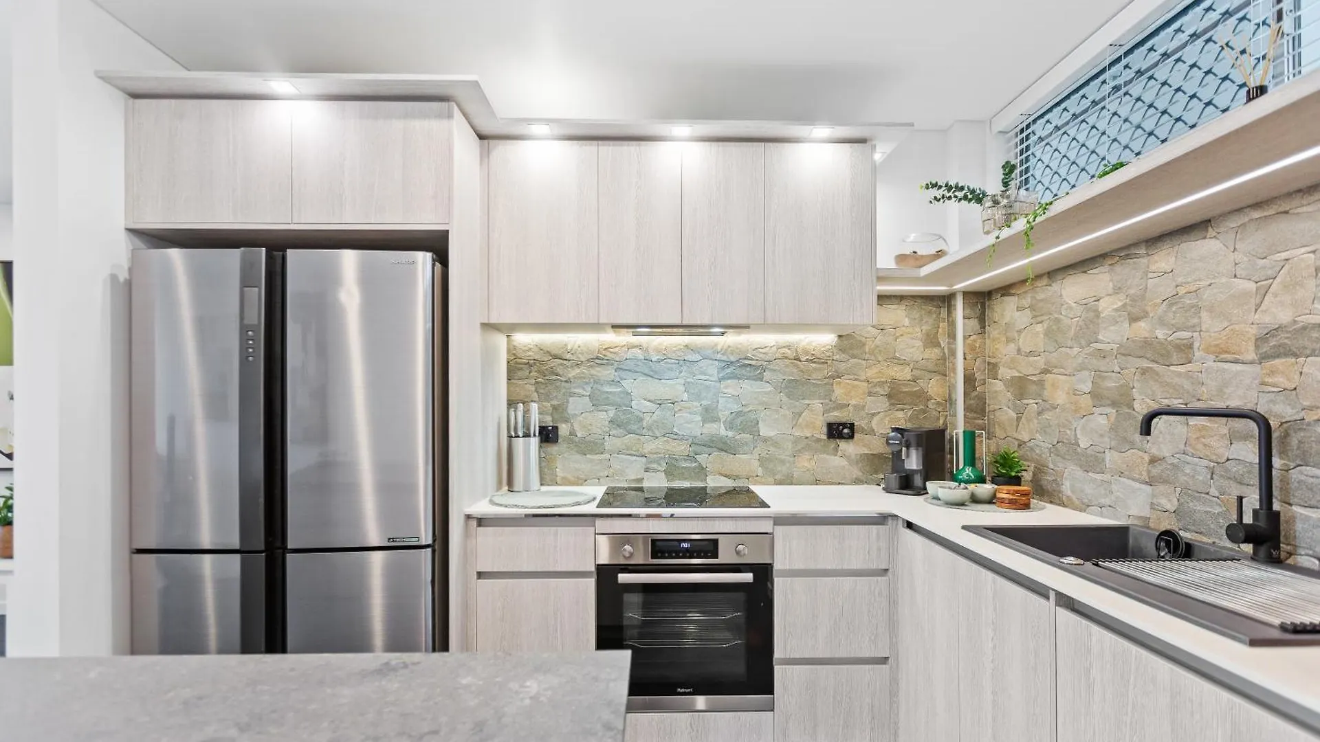 Modern Apartment With Esplanade Views Near The Hospital Cairns