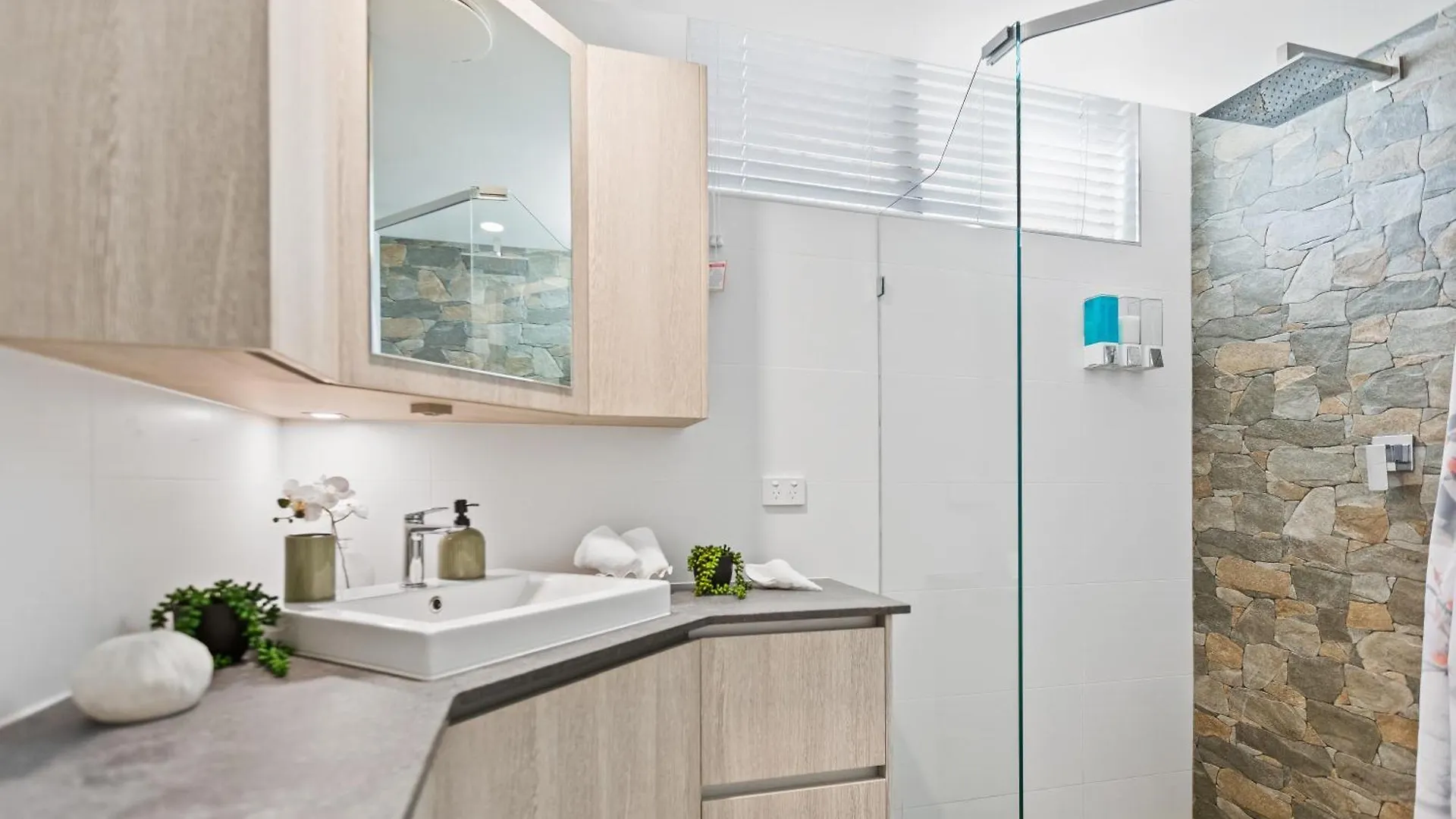 Modern Apartment With Esplanade Views Near The Hospital Cairns